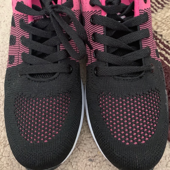 Girls grade school shoes - Picture 2 of 4